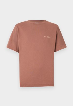 T-shirt en coton marron avec col rond, manches courtes et petit motif graphique sur le côté gauche de la poitrine. Texture lisse et coupe décontractée.