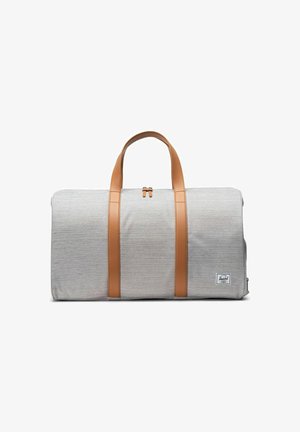 Sac de sport en tissu gris avec des poignées et des accents en cuir beige. Il dispose d'une fermeture éclair et d'un petit patch logo sur le côté.