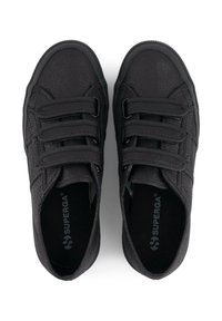 Sneakers neri in tela con lacci elastici, tomaia testurizzata, linguetta imbottita e dettaglio del logo sul lato. Profilo classico low-top.