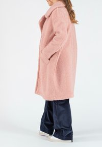Fleece jas in zacht roze, met een grote kraag, twee zijzakken en een losse pasvorm, gecombineerd met marineblauwe corduroy broek.