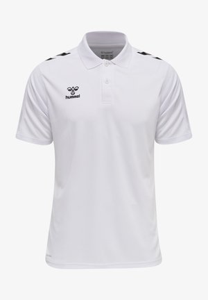 Biała koszulka polo wykonana z przewiewnego materiału, z kołnierzykiem na dwa guziki, bocznymi rozcięciami oraz czarnym logo i akcentami na ramionach.