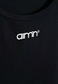 Crna atletska majica bez rukava s glatkom teksturom i bijelim "aimn" logom. Dizajn uključuje okrugli izrez i kroj bez rukava.
