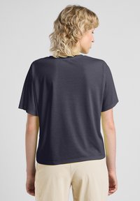 Donkergrijze, korte mouwen t-shirt met een ontspannen pasvorm. Zachte stof met een gladde textuur. Eenvoudig ontwerp en ronde halslijn. Geen zichtbare patronen.
