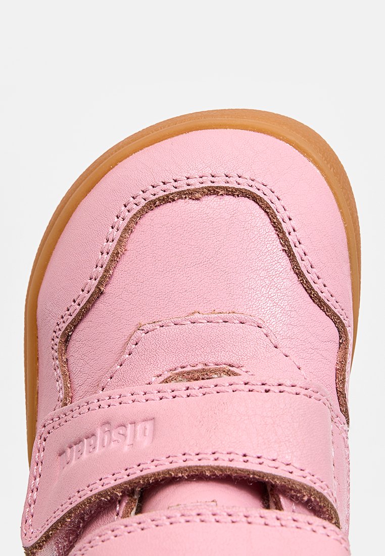 Rosa Leder-Schuh mit einer runden Zehenpartie, zwei Velcro-Riemen und genähten Akzenten. Gummisohle in Beige, die ein strukturiertes Finish bietet.