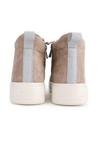 Bottines en suède beige avec une languette grise à l'arrière et une fermeture éclair, dotées d'une semelle en caoutchouc texturé et d'un logo discret sur le talon.
