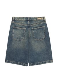 Džínové kraťasy s vybledlou modrou barvou, rovného střihu a dvěma zadními kapsami. Obsahují detaily prošívání a nášivku na pase.