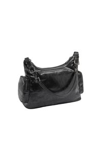 Czarna skórzana torebka o gładkiej fakturze, zakrzywionym kształcie, regulowanym pasku na ramię oraz zamykanych na zamek komorach bocznych.