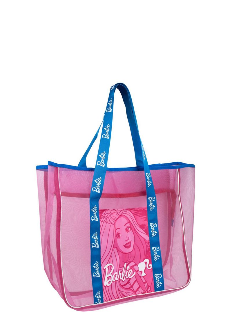 Bolsa de malla transparente rosa con asas azules. Presenta un diseño impreso de Barbie en la parte frontal y un ribete blanco en contraste a lo largo de los bordes.