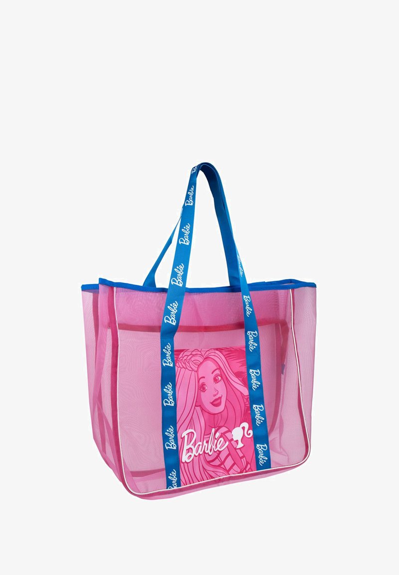 Bolsa de malla transparente rosa con asas azules. Presenta un diseño impreso de Barbie en la parte frontal y un ribete blanco en contraste a lo largo de los bordes.