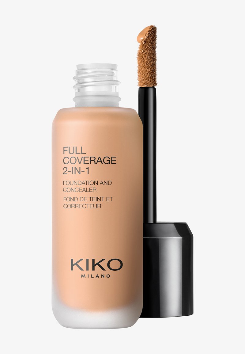 Flacon de fond de teint couvrance totale 2-en-1 et correcteur KIKO Milano avec une baguette applicatrice, montrant un produit liquide beige clair.