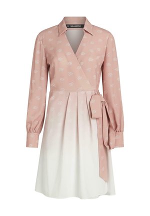 Robe portefeuille à manches longues, jupe rose dégradée en blanc, petit motif blanc en écriture, et nœud sur le côté à la taille.