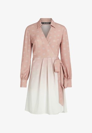 Robe portefeuille à manches longues, jupe rose dégradée en blanc, petit motif blanc en écriture, et nœud sur le côté à la taille.