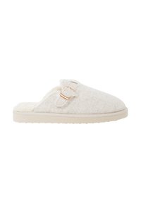 Zapatilla gris de tela antideslizante con un interior suave, que presenta dos hebillas metálicas ajustables. La suela es de color beige claro con un patrón texturizado.