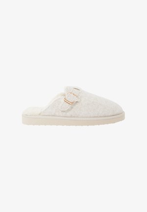 Zapatilla gris de tela antideslizante con un interior suave, que presenta dos hebillas metálicas ajustables. La suela es de color beige claro con un patrón texturizado.
