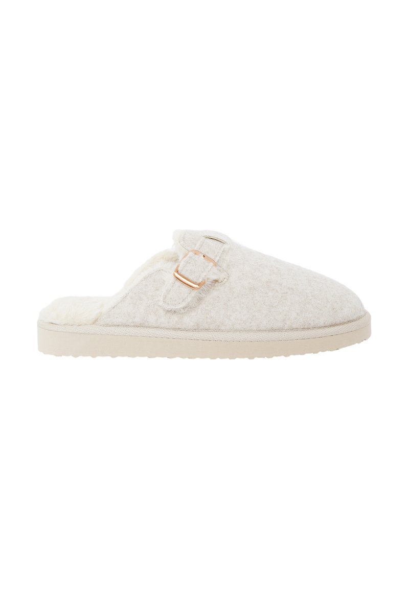Zapatilla gris de tela antideslizante con un interior suave, que presenta dos hebillas metálicas ajustables. La suela es de color beige claro con un patrón texturizado.