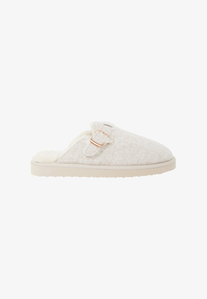 Chausson en gris, à enfiler, avec un intérieur en peluche, comportant deux boucles métalliques réglables. La semelle est beige clair avec un motif texturé.