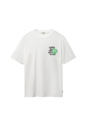 Bijela majica kratkih rukava s malim crnim tekstom "SHIWI the sunshine brand" i zelenim grafičkim prikazom koralja na lijevoj strani prsa.
