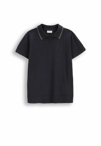 Granatowa koszulka polo z krótkim rękawem, z teksturowanym, prążkowanym kołnierzem i linią dolną. Posiada kontrastujący szary kołnierz oraz subtelne logo marki na piersi.