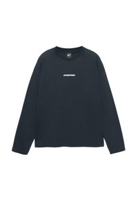 Maglietta nera a maniche lunghe con colletto a girocollo, con il testo bianco "STWDSTUDIO" stampato al centro del petto, mostrata su uno sfondo bianco.