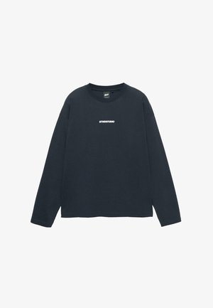 Tricou negru cu mânecă lungă, tip crewneck, cu textul alb "STWDSTUDIO" imprimat central pe piept, afișat pe un fundal alb.