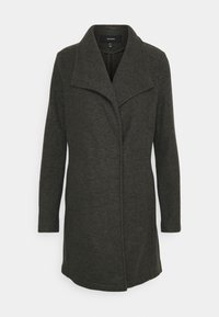 Cappotto da donna grigio scuro fino al ginocchio con maniche lunghe e ampio colletto a risvolto, realizzato in un morbido tessuto testurizzato, senza bottoni o cerniere visibili.