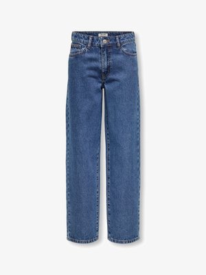 Suéter de punto verde, jeans de corte holgado azules y zapatillas bajas negras. Diseño sencillo con un escote redondeado y tejido de punto texturizado.