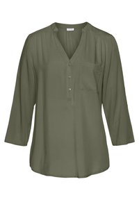 Olivgrüne Bluse mit V-Ausschnitt, Dreiviertelärmeln, einer einzelnen Brusttasche und subtilen Faltendetails an den Schultern. Glatte Stofftextur.
