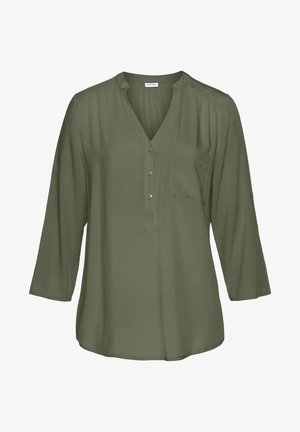 Olívovo zelená blúzka s výstrihom do V, trojštvrťové rukávy, jedno vrecko na hrudi a jemné plisovanie na pleciach. Hladká textúra látky.
