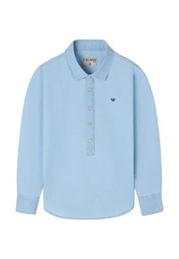 Camisa polo de manga larga azul claro, hecha de una tela suave, con una tapeta de botones y un pequeño logotipo azul marino en el pecho.