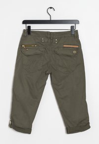Olivgrön cropped byxor med en slät textur, utrustade med två bakfickor, gulddetaljer i dragkedjan och uppvikta fållar.
