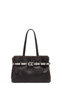 Czarna skórzana torebka z dwoma uchwytami, zapięciem na srebrną klamrę i ozdobnym paskiem z ćwiekami. Gładka tekstura i prostokątny kształt.