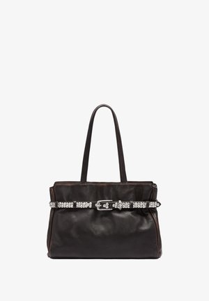 Schwarze Lederhandtasche mit zwei Griffen, ausgestattet mit einer silbernen Schnalle und einem mit Nieten besetzten Riemen. Glatte Textur und rechteckige Form.