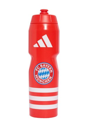 Rote Plastik-Wasserflasche mit Schraubverschluss, ausgestattet mit dem weißen Adidas-Logo, dem Emblem des FC Bayern München und drei horizontalen weißen Streifen.