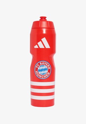 Bouteille d'eau en plastique rouge avec un bouchon à vis, arborant le logo blanc d'Adidas, l'emblème du FC Bayern München et trois rayures horizontales blanches.