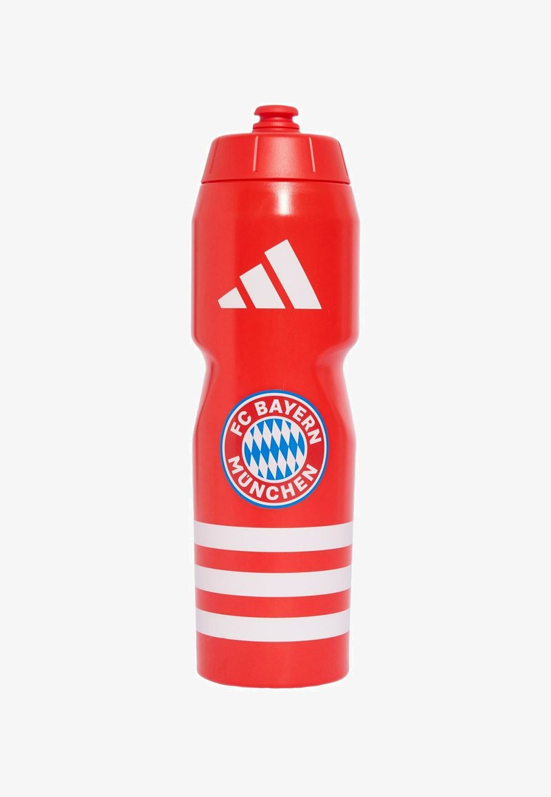 Rote Plastik-Wasserflasche mit Schraubverschluss, ausgestattet mit dem weißen Adidas-Logo, dem Emblem des FC Bayern München und drei horizontalen weißen Streifen.