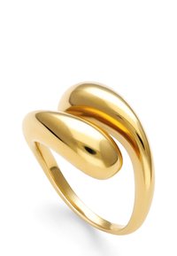 Anillo de metal color dorado con un diseño liso y retorcido que presenta dos elementos redondeados y superpuestos, resaltando su textura pulida.