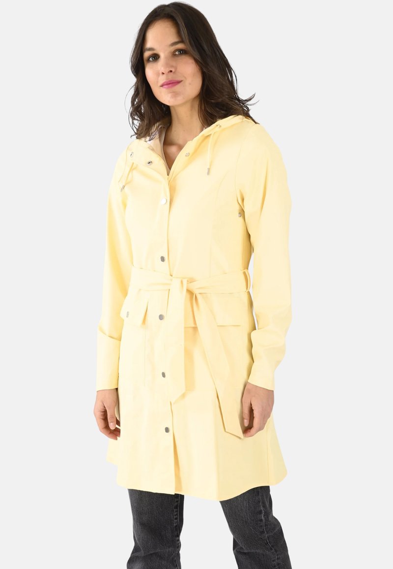 Imperméable jaune clair en matériau imperméable, avec une capuche, des boutons-pression, une ceinture ajustable à la taille et des poches frontales.