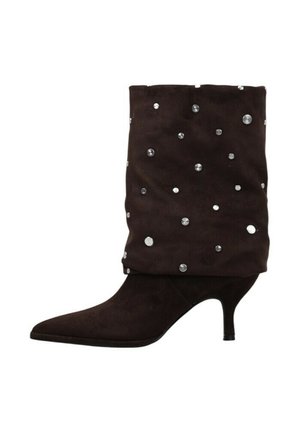 Bota de ante negra hasta media pantorrilla con puntera puntiaguda, tacón bajo ( kitten heel ) y decoración con tachuelas plateadas redondas dispersas.