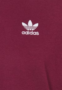 adidas Originals ESSENTIAL TEE UNISEX - Pamata T-krekls - victory crimson