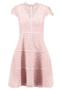 Vaaleanpunainen pitsimekko, jossa on korkea kaulus, hihattomat hihat, tiukka bodice ja levenevä hame. Mekossa on hienovaraisia pistekuvioita ja teksturoitua kangasta.