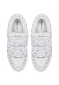 Valkoiset tennarit, joissa on teksturoitu nahka ja verkko-yläosa, pyöreä muoto, paksut valkoiset nauhat ja pehmeä pohja, jossa on "RETERNITY"-brändäys.