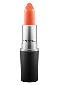 MAC lippenstift in een tube met een matte zwarte basis en zilveren accenten, voorzien van een glinsterende koraaloranje bulletvorm.