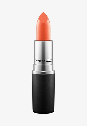 MAC-läppstift i ett rör med matt svart bas och silverdetaljer, som visar en skimrande korallorange läppstiftsspir.