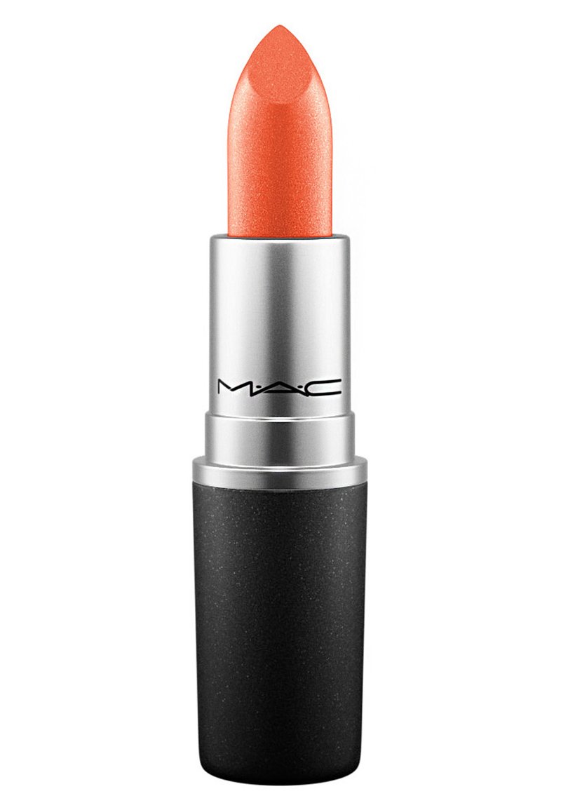 MAC lippenstift in een tube met een matte zwarte basis en zilveren accenten, voorzien van een glinsterende koraaloranje bulletvorm.