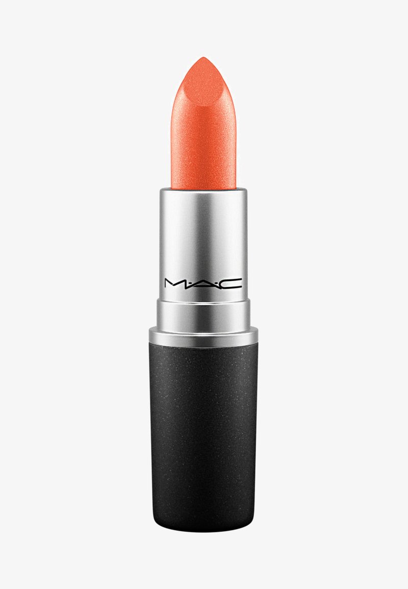 Rossetto MAC in un tubetto con base nera opaca e dettagli argentati, caratterizzato da una forma a proiettile di un brillante arancione corallo.