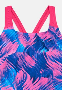 Το μαγιό Speedo διαθέτει πολύχρωμο σχέδιο με ροζ, μπλε και μωβ στροβιλισμούς, με φαρδιές ροζ τιράντες και λογότυπο στο μπροστινό μέρος.