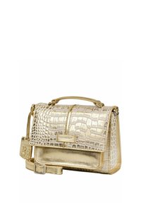 Bolso de mano metálico dorado con patrón de cocodrilo, asa superior, correa desmontable y un bolsillo en la parte frontal. Acentuado con una pequeña etiqueta de marca.