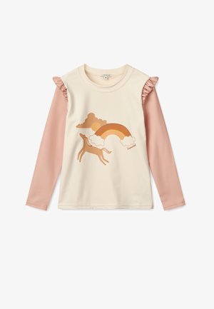 Langermet topp med kremfarget kropp, blush rosa ermer, volanger, og et motiv av en hest, regnbue og skyer i varme toner.