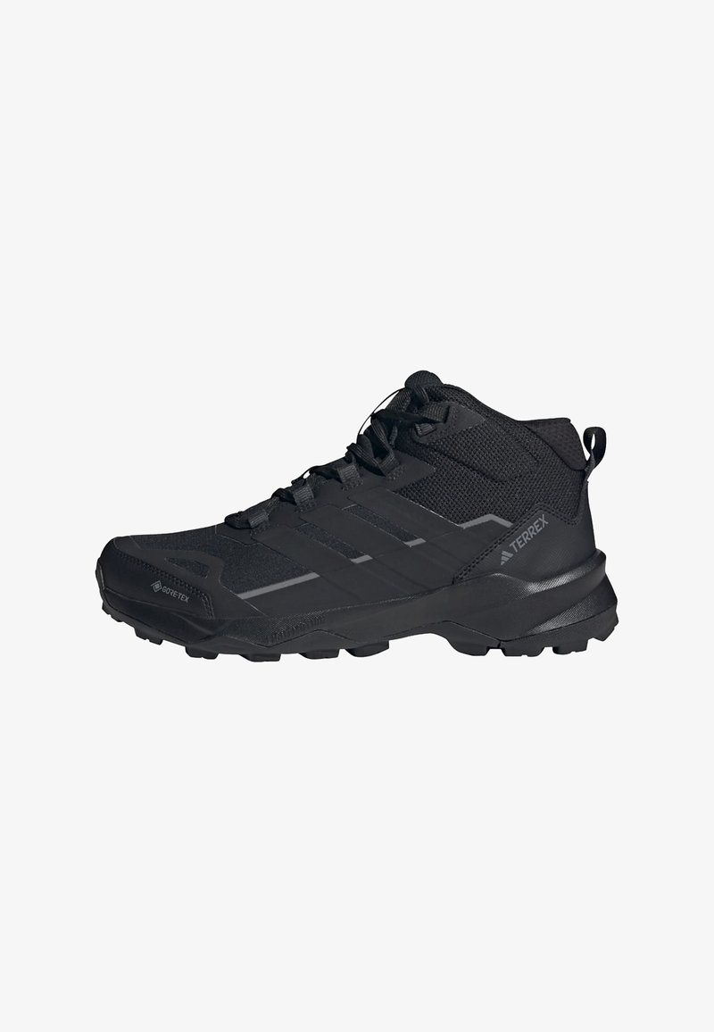 Czarne wysokie buty trekkingowe wykonane z siateczki i materiałów syntetycznych, z teksturowaną powierzchnią, szarymi akcentami oraz solidną gumową podeszwą.