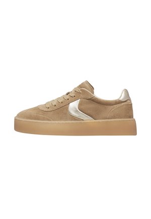Beigefarbener Wildleder-Low-Top-Sneaker mit beigefarbener dicker Sohle, Schnürung vorne und silbernem Metallakzent an Seite und Ferse.